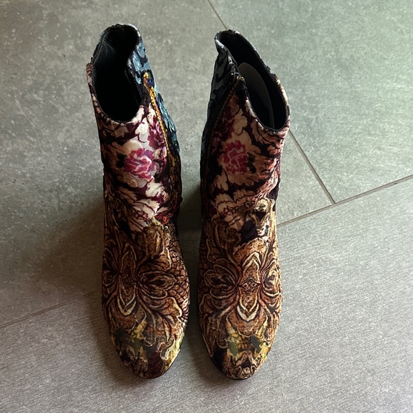 Vero Cuoio Italian Floral Velvet Ankle Boots - Picture 1 of 6